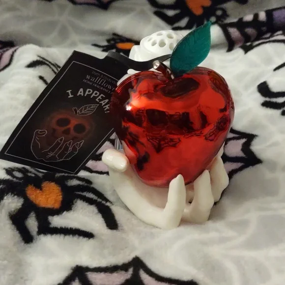 🍎 Hidden skull in red apple BBW wallflower nightlight plug 🍎 - Picture 1 of 3